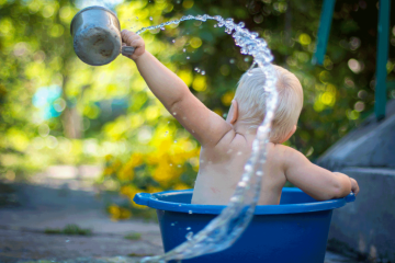 איך מלמדים ילד עם צרכים מיוחדים להתקלח לבד?